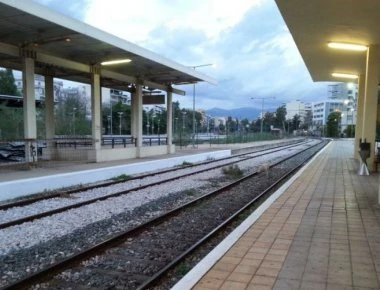 Τραγωδία στην Θήβα: Tρένο παρέσυρε και σκότωσε 27χρονο άνδρα (βίντεο)